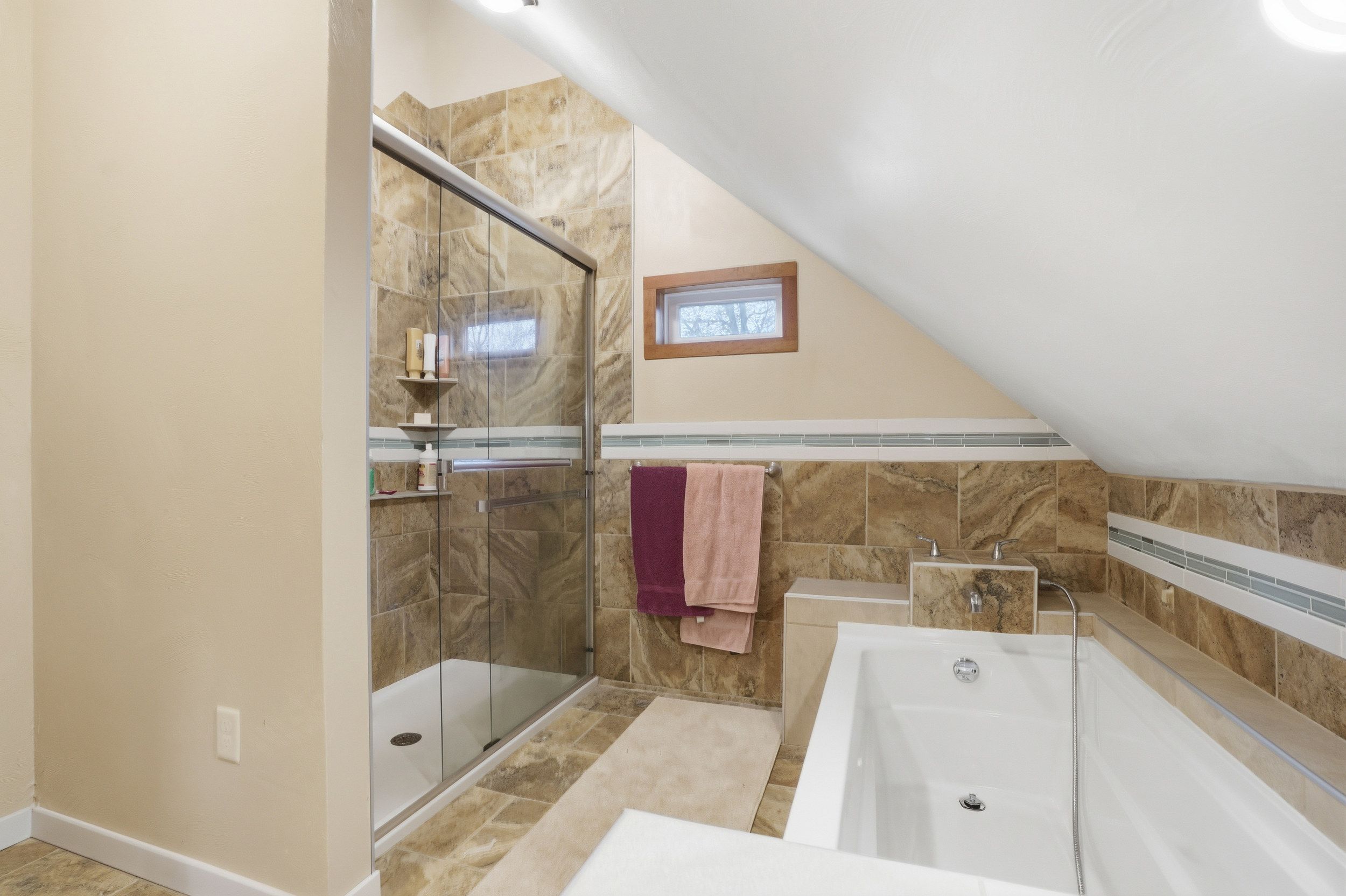 Listing Photo: 3300 Underwood Ave 0018-